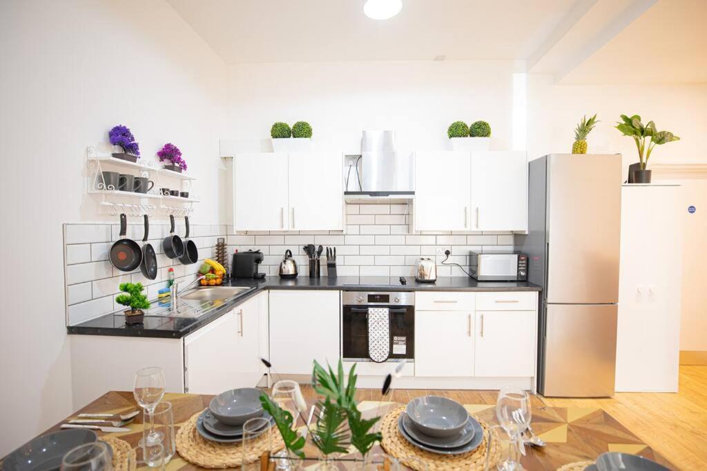 Perfect Location 4Bed 2 Bath Spacious Apartment Londra Esterno foto