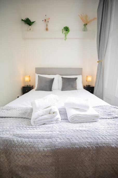 Perfect Location 4Bed 2 Bath Spacious Apartment Londra Esterno foto